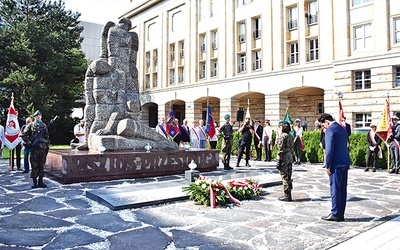 Pomnik na terenie kampusu Politechniki Wrocławskiej upamiętnia ofiary mordu, który był zaplanowaną i zorganizowaną akcją likwidacji polskich elit.