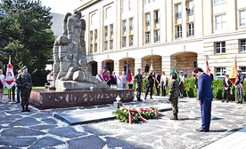 Pomnik na terenie kampusu Politechniki Wrocławskiej upamiętnia ofiary mordu, który był zaplanowaną i zorganizowaną akcją likwidacji polskich elit.