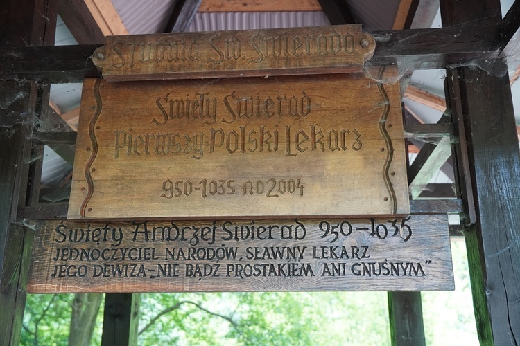 Z Matką Bożą i pustelnikiem przy studni