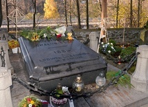 ▲	Grób Tytusa Chałubińskiego na cmentarzu na Pęksowym Brzyzku w Zakopanem.