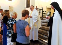 ▲	Uroczyste przyjęcie Płaszcza Maryi.