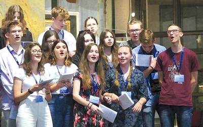 ▲	Część grupy, która przeżywała rekolekcje I stopnia ONŻ w Ciścu, podczas prezentacji w bielskim kościele NSPJ.