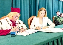 ▲	Moment podpisania umowy z uniwersytetem z Tarnopola.