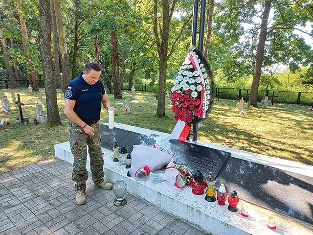 ▲	W rocznicę rzezi wołyńskiej na polskim cmentarzu.