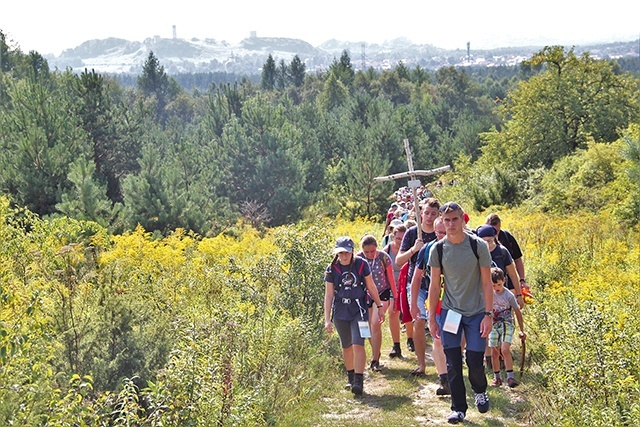 ▲	Ostatni dzień wędrówki w 2018 r. Na horyzoncie ruiny zamku w Olsztynie.