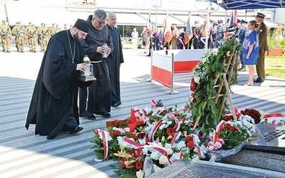 	Znicze wspólnie złożyli duchowni Kościołów rzymskokatolickiego i greckokatolickiego.