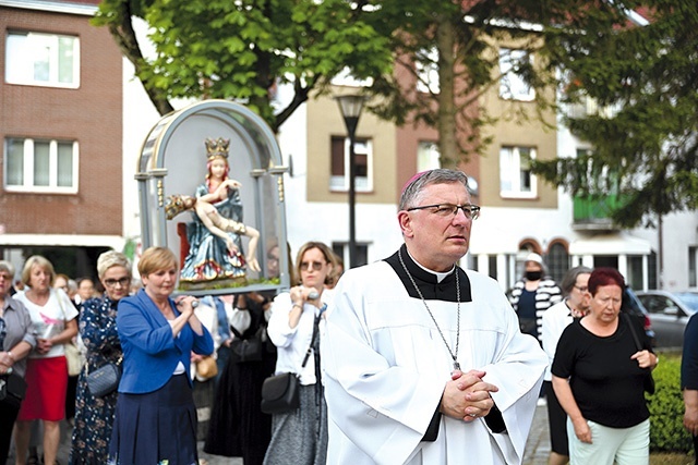 ▲	Biskup wprowadza figurę do świątyni katedralnej.