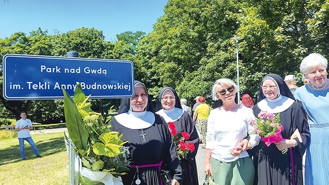 ◄	Kilka kroków od domu, w którym urodziła się wybitna mieszkanka Piły, jest park noszący jej imię.