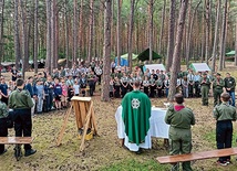 ▲	Niedzielna Msza św. przy stole eucharystycznym wykonanym  przez harcerzy.