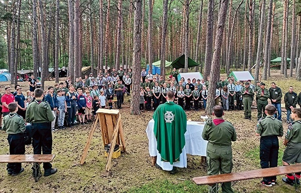 ▲	Niedzielna Msza św. przy stole eucharystycznym wykonanym  przez harcerzy.