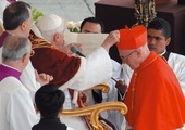 Benedykt XVI  wręcza insygnia kard. Vanhoye  na pierwszym zwołanym przez siebie konsystorzu 26 marca 2006 roku.