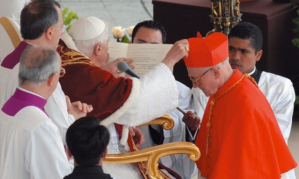 Benedykt XVI  wręcza insygnia kard. Vanhoye  na pierwszym zwołanym przez siebie konsystorzu 26 marca 2006 roku.