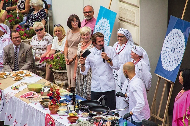 Wspólne gotowanie na zamkowym dziedzińcu.