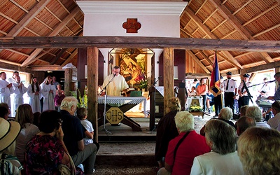Msza odpustowa w leśnej kaplicy św. Marii Magdaleny na polanie w Goszycach Lesie. 
