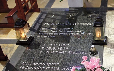 Urna z prochami ks. A. Korczoka, w 1941 r. przywiezionymi z Dachau, od 1946 r. znajduje się w kościele w Sośnicy.