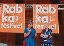 ▲	Iwona Haberny (z lewej) z pisarką Joanną Olech w rabczańskim amfiteatrze podczas jubileuszowej edycji wydarzenia.