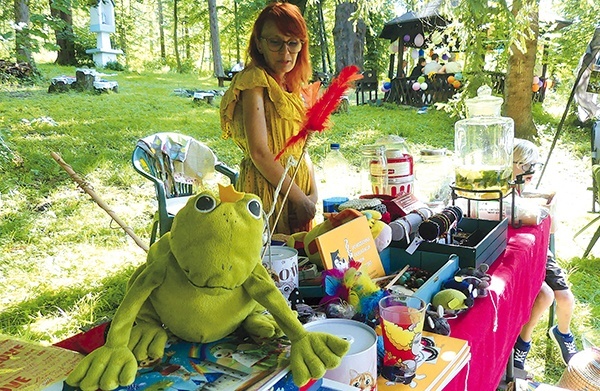 Na bazarku rozmaitości wolontariusze zbierali datki na pomoc zwierzakom.