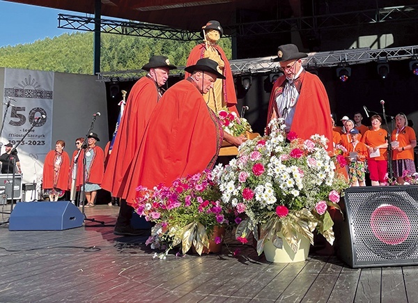 Wniesienie figury na scenę.