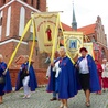 Po Mszy Świętej wierni przeszli wokół kościoła  w procesji eucharystycznej.