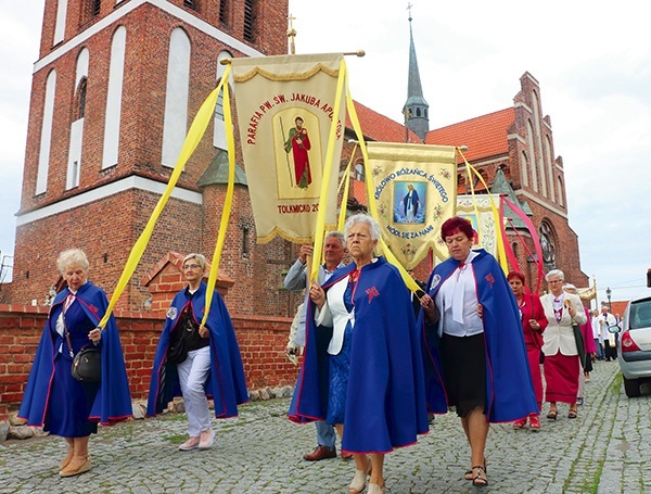 Po Mszy Świętej wierni przeszli wokół kościoła  w procesji eucharystycznej.