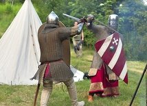 Dzięki miłośnikom historii można zobaczyć, jak walczyli rycerze.