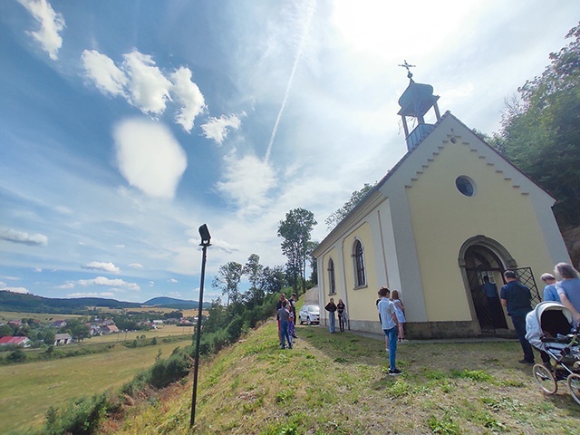 ▲	Wierni mają stąd piękny widok m.in. na Trójgarb.