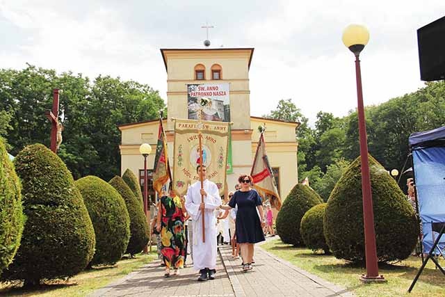 Po Mszy św. wokół kościoła parafialnego przeszła procesja eucharystyczna, a po uroczystości odbył się doroczny festyn parafialny.