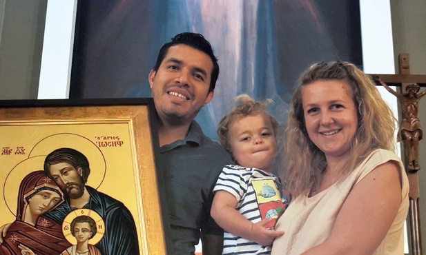 Rodzinna fotografia w kaplicy koszalińskiego seminarium podczas wakacyjnych rekolekcji. Obraz Jezusa Miłosiernego z prezbiterium przypominał małżonkom krakowskie ŚDM, których motywem przewodnim było właśnie miłosierdzie Boże.