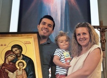 Rodzinna fotografia w kaplicy koszalińskiego seminarium podczas wakacyjnych rekolekcji. Obraz Jezusa Miłosiernego z prezbiterium przypominał małżonkom krakowskie ŚDM, których motywem przewodnim było właśnie miłosierdzie Boże.