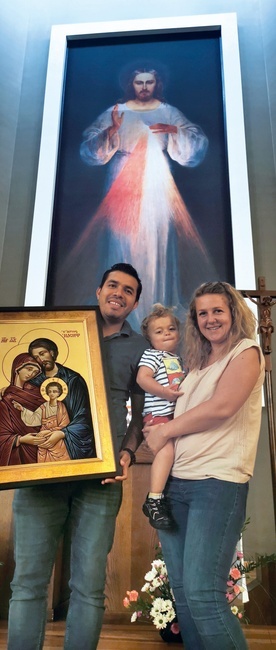 Rodzinna fotografia w kaplicy koszalińskiego seminarium podczas wakacyjnych rekolekcji. Obraz Jezusa Miłosiernego z prezbiterium przypominał małżonkom krakowskie ŚDM, których motywem przewodnim było właśnie miłosierdzie Boże.