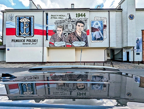 Ścienne malowidło patriotyczne pt. „Pałacyk Michla, Żytnia, Wola” powstało na elewacji domu parafialnego sanktuarium św. Faustyny.