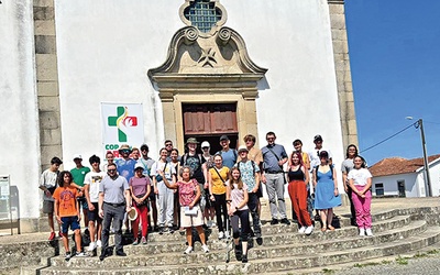 ▲	Pielgrzymi przesyłają pozdrowienia dla naszych czytelników z gorącej Portugalii.