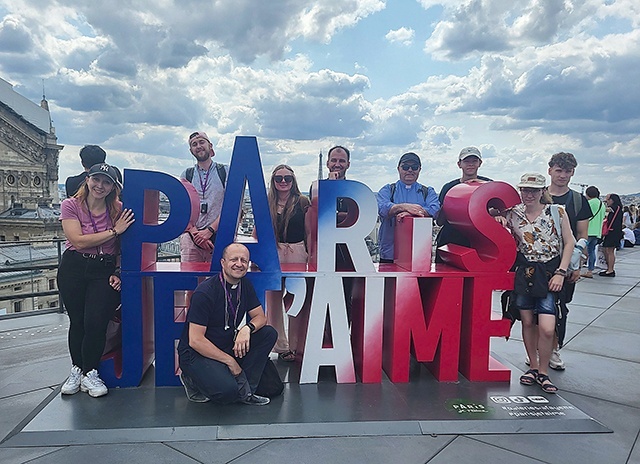 	Młodzi z biskupem w drodze odwiedzili Paryż.