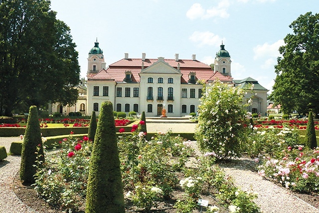 	Pałac pozostał nienaruszony od czasów, gdy opuścili go ostatni mieszkańcy.