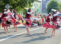 ▲	Brawurowy uliczny występ słowackiego zespołu Magura z Kieżmarku (słowackie Kežmarok).