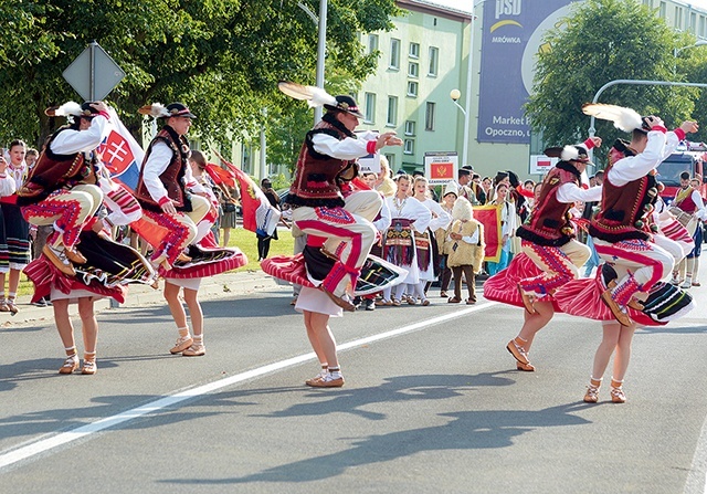 ▲	Brawurowy uliczny występ słowackiego zespołu Magura z Kieżmarku (słowackie Kežmarok).