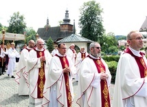 25 lat temu parafia przeżywała potrójne prymicje (od prawej): ks. Macieja, ks. Edwarda i ks. Krzysztofa. Nadal towarzyszy swoim kapłanom modlitwą.