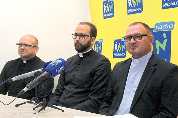 Od prawej: ks. Paweł Broński – nowy dyrektor, ks. Michał Duch  – nowy kierownik trasy części A, i ks. Bogusław Tokarz  – pielgrzymkowy masterchef.