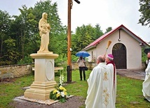 ▲	Na zakończenie Mszy św. biskup poświęcił figurę patronki.