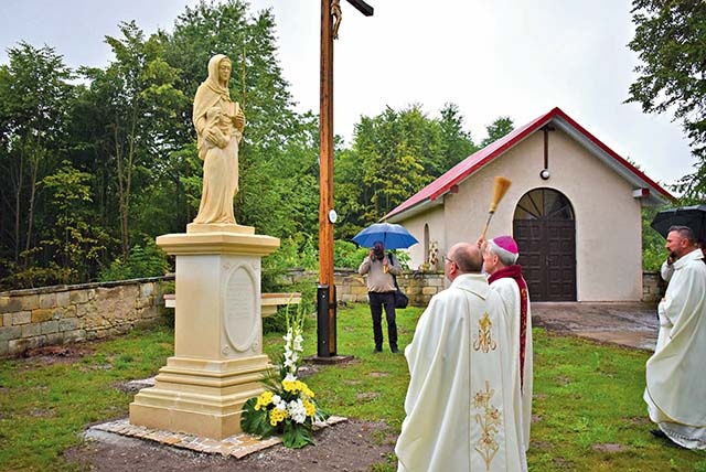▲	Na zakończenie Mszy św. biskup poświęcił figurę patronki.