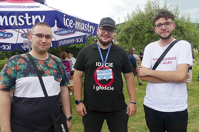 Kleryk Łukasz (w środku) z kolegami z seminarium podczas międzybrodzkiego festynu.