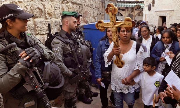 Izraelska policja ochrania uczestników Drogi Krzyżowej w Jerozolimie przed Wielkanocą br. Wtedy jeszcze uczestnicy nabożeństwa mogli nieść krzyż, obecnie jest to niemożliwe ze względów bezpieczeństwa.