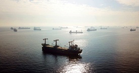 Statki załadowane ukraińskim zbożem na wodach cieśniny Bosfor w październiku 2022 r. Obowiązywało wtedy porozumienie z Rosją umożliwiające transport zboża z Ukrainy, z portów nad Morzem Czarnym.