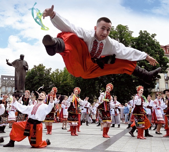 Spektakl choreograficzny we Lwowie podczas obchodów Święta Konstytucji Ukrainy.