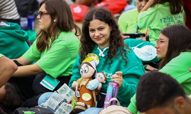 Dziesiątki tysięcy osób czekają na papieża w parku w Lizbonie