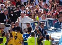 Papież wyspowiada grupę młodzieży i będzie przewodniczył Drodze Krzyżowej