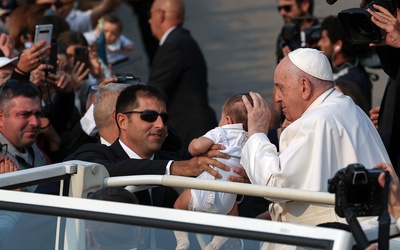 Kard. Krajewski: Papież w Fatimie przypomina o sile modlitwy