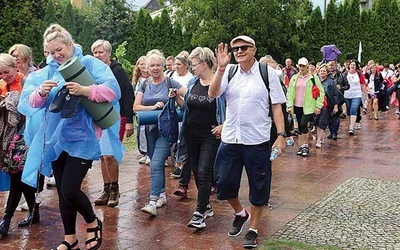 W drodze liczą się intencje i uśmiech, bo trzeba mierzyć się ze złą pogodą i własnymi słabościami.