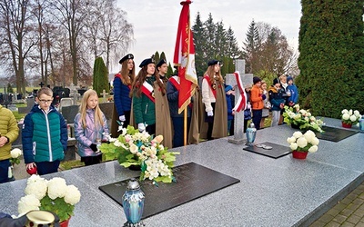 	Społeczność szkolna do dziś opiekuje się mogiłami polskich żołnierzy.