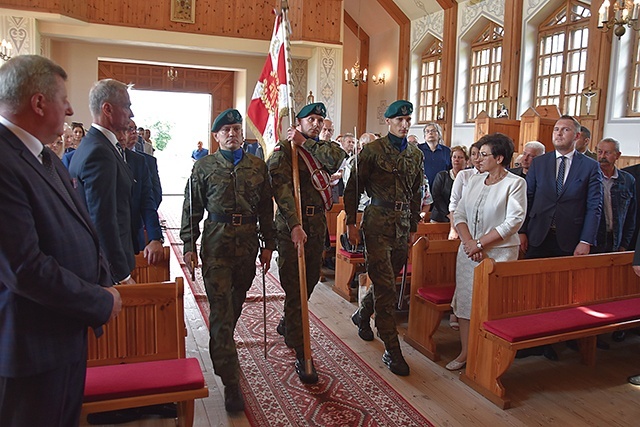 	W uroczystości wziął udział m.in. poczet sztandarowy przasnyskiej jednostki wojskowej.